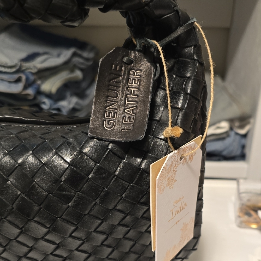 Elegant Black Woven Handbag - Picture 2 of 3